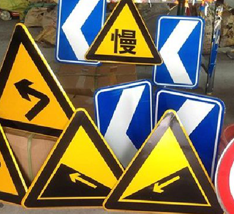 蒙自标识标牌中颜色的确定是很重要的。